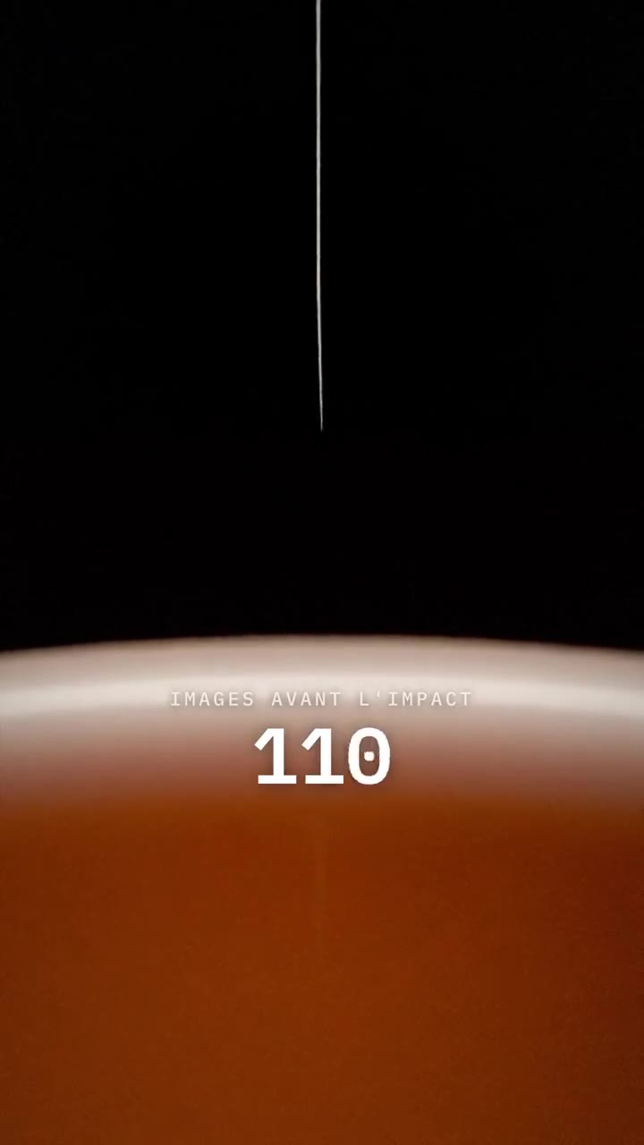 Démo : Un ballon rouge en gros plan, une aiguille qui descend, un compteur d’images avant l’impact ; puis le téléphone qui sonne.